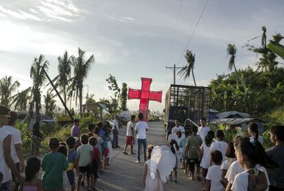 Procesión del 1 de mayo en la ciudad de Tacloban.