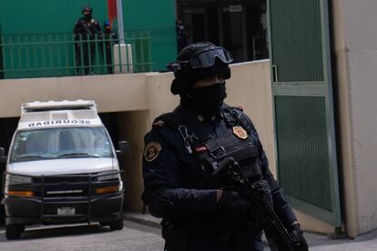 policía custodian un centro penitenciario de la Ciudad de México, en 2023.