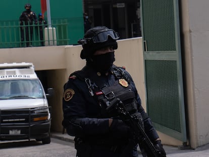 policía custodian un centro penitenciario de la Ciudad de México, en 2023.