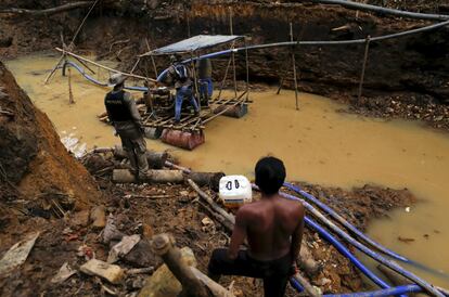 Un indio Yanomami  se encuentra cerca de una mina de oro ilegal durante la operación de la Agencia ambiental de Brasil contra la minería ilegal de oro en tierras indígenas.