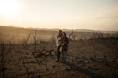 Gastón y Alejandra observan el monte dónde vivían hasta la madrugada del miércoles 25 de septiembre de 2024.