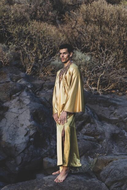El diseñador Andrés Acosta en una imagen de presentación de Habib Albi, su primera colección de moda para hombre.
