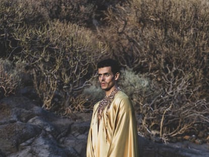 El diseñador Andrés Acosta en una imagen de presentación de Habib Albi, su primera colección de moda para hombre.