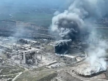 Fotograma de un vídeo emitido por el Ayuntamiento de Mariupol, que muestra los combates en la acería de Azovstal, el 19 de abril.