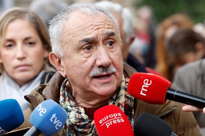 MADRID, 09/12/2023.- El secretario general de UGT, Pepe Álvarez, hace declaraciones antes del acto de homenaje a Pablo Iglesias Posse, fundador de la UGT y el PSOE, en el 98 aniversario de su fallecimiento, este sábado en el Cementerio Civil de Madrid. EFE/Chema Moya