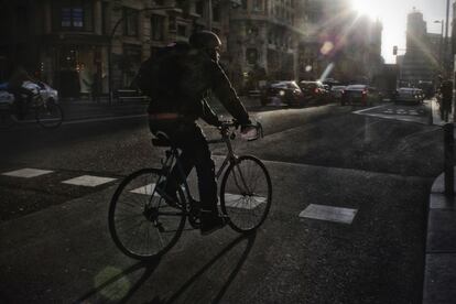 Un ciclista en Gran Vía al atardecer