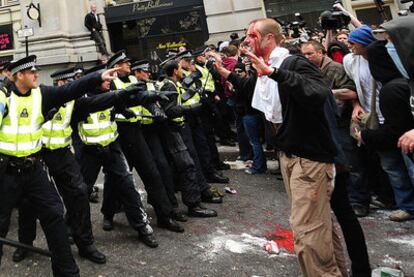 Enfrentamientos en 2009 entre manifestantes antiglobalización y policía delante del Banco de Inglaterra, en la City londinense.