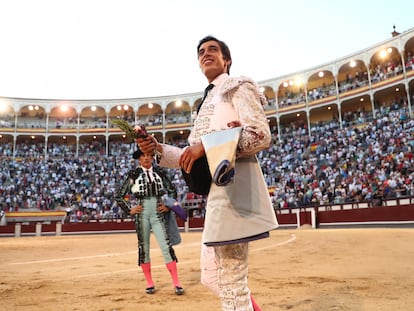 El diestro Ángel Téllez al término de la corrida de la Feria de San Isidro celebrada el viernes 27 de mayo en la Plaza de Toros de Las Ventas, en Madrid.