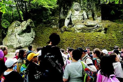 Un grupo de visitantes admira la escultura de Neptuno en el parque de los monstruos de Bomarzo (Italia), el jardín ideado en 1552 por el príncipe Pier Francesco Orsini.