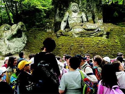 Un grupo de visitantes admira la escultura de Neptuno en el parque de los monstruos de Bomarzo (Italia), el jardín ideado en 1552 por el príncipe Pier Francesco Orsini.