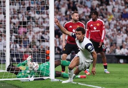 Brennan Johnson, del Tottenham, anota el primer gol de su equipo en la final de la Europa League este miércoles.