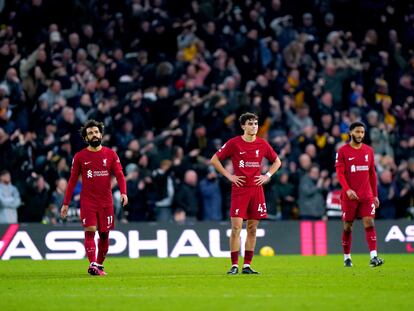 Los jugadores del Liverpool se lamentan tras un tanto encajado ante el Wolverhampton este sábado.