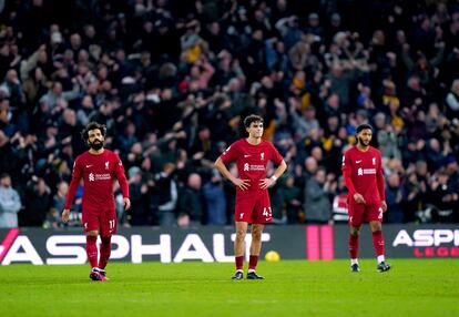 Los jugadores del Liverpool se lamentan tras un tanto encajado ante el Wolverhampton este sábado.