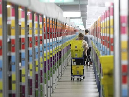 Trabajadores de Amazon en uno de sus centros logísticos.