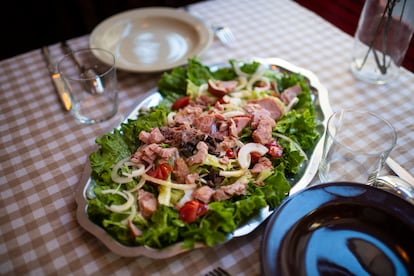 Ensalada de 'San Isidro' con lechuga del país, tomate raf, cebolla y bonito escabechado.