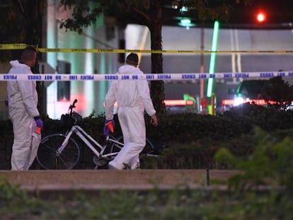 Forças de segurança examinam as bicicletas atropeladas pelo terrorista no atentado de Manhattan