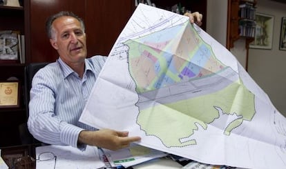 El alcalde de Tarifa, José Andrés Gil, muestra el plan de Valdevaqueros.