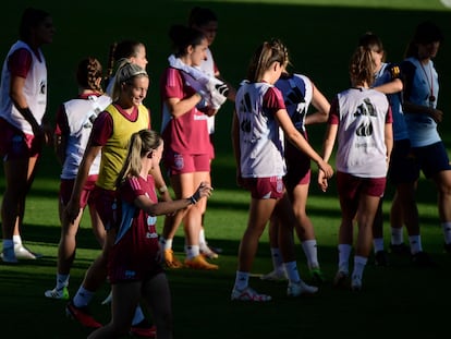 Alexia Putellas, con el peto amarillo, rodeada de compañeras de la selección en el entrenamiento de este martes en Córdoba.