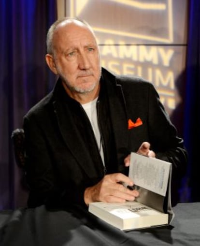El músico Pete Townshend firmando un ejemplar de su libro de memorias, 'Who Am I' en el Museo Grammy de Los Ángeles el pasado 30 de enero.