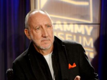 El músico Pete Townshend firmando un ejemplar de su libro de memorias, 'Who Am I' en el Museo Grammy de Los Ángeles el pasado 30 de enero.