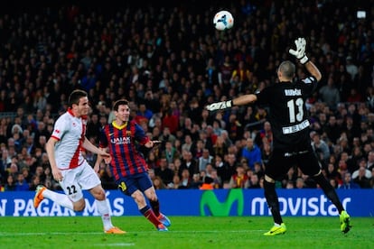 Messi eleva la pelota por encima de Rubén para firmar su primer gol.