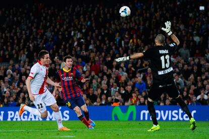 Messi eleva la pelota por encima de Rubén para firmar su primer gol.