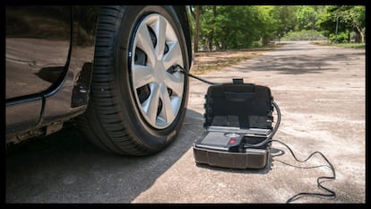 Artículo de EL PAÍS Escaparate en el que se prueba en profundidad un compresor de aire para el coche con accesorios.