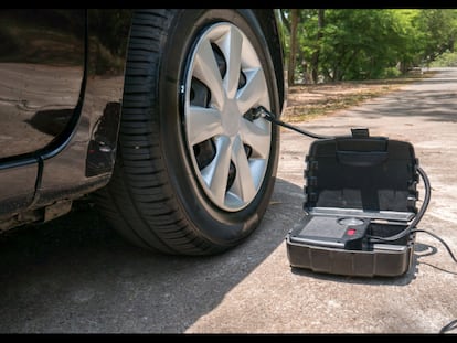 Así ha sido mi experiencia con el compresor de aire portátil para el coche Akface: liviano, compacto y con un sistema de inflado rápido.