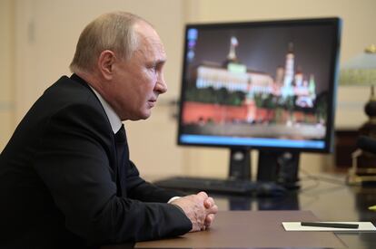 El presidente ruso, Vladímir Putin, durante una conferencia con la presidenta de la Comisión Electoral, Ella Pamfilova, este lunes en su residencia de las afueras de Moscú.