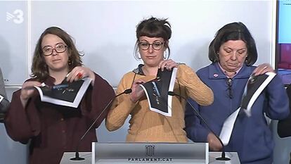 Las diputadas de la CUP Eulàlia Reguant, Mireia Vehí y Gabriela Serra.