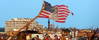 Al fondo de la imagen, el hospital de la ciudad de Joplin dañado por el tornado.