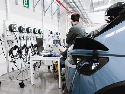 Un trabajador en la nueva fábrica de la empresa catalana Wallbox, que produce cargadores para coches eléctricos.