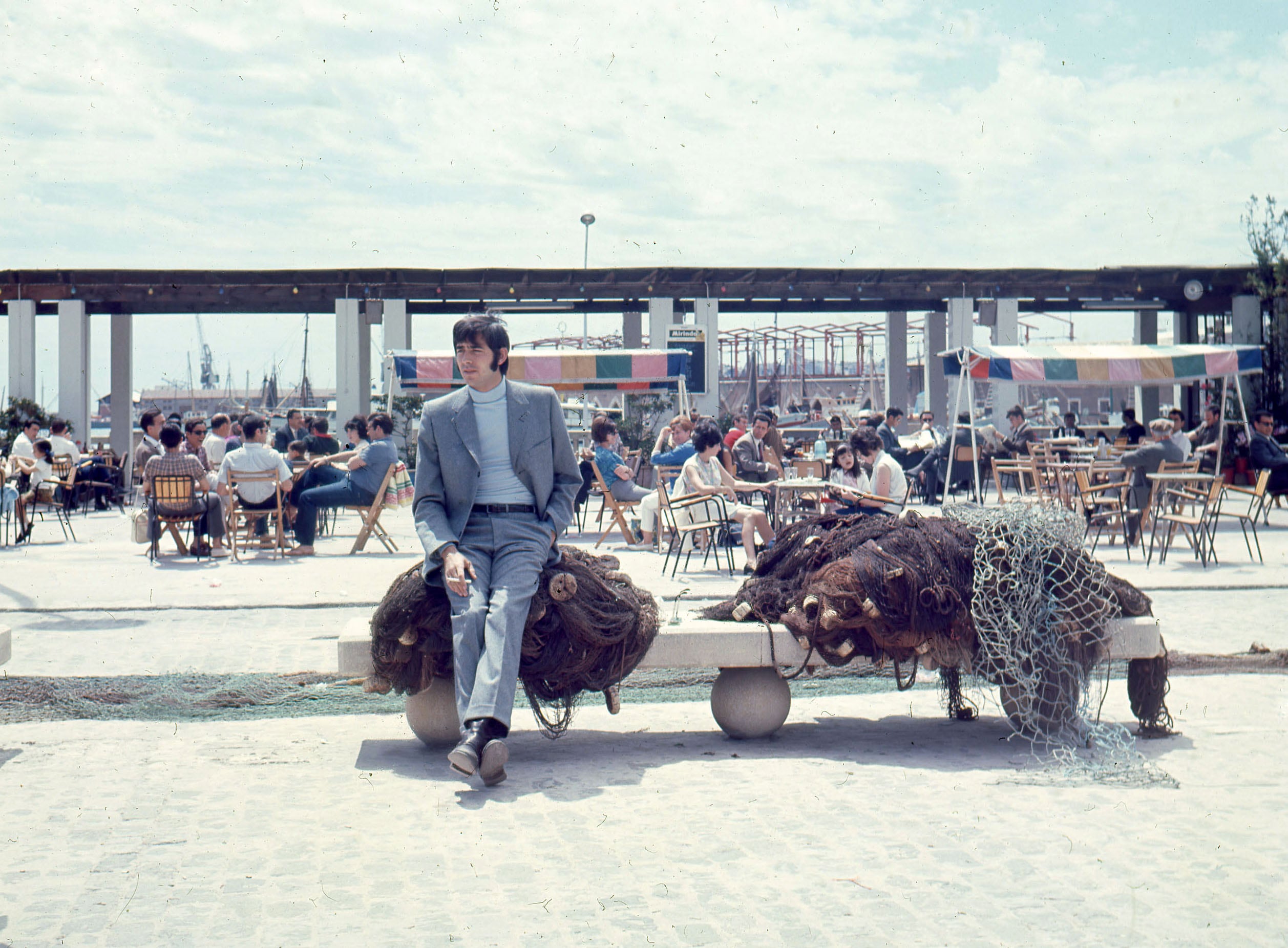 El cantautor Joan Manuel Serrat posa en un puerto costero (1968).