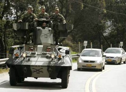 Un vehículo militar patrulla una avenida, en vísperas de la visita de Bush.