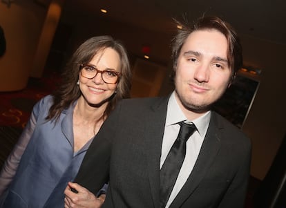 Sally Field y su hijo menor, Samuel Greisman.