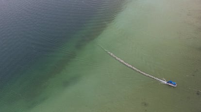 Este cuerpo de agua forma parte de un sistema de humedales conectados al sur de Quintana Roo en uno de los últimos vestigios del Caribe mexicano sin masificar.