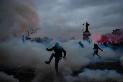 Un manifestante lanza un bote de gas lacrimógeno durante los enfrentamientos con la policía en la Place Vauban (París) tras un mitin en el segundo día de huelgas y protestas en todo el país por la reforma de pensiones propuesta por el gobierno.