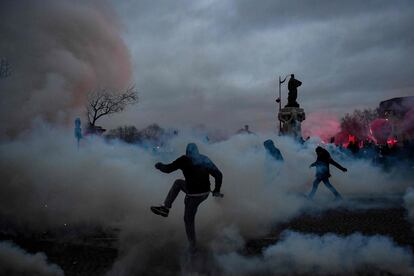 Un manifestante lanza un bote de gas lacrimógeno durante los enfrentamientos con la policía en la Place Vauban (París) tras un mitin en el segundo día de huelgas y protestas en todo el país por la reforma de pensiones propuesta por el gobierno.