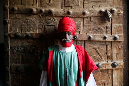 Un guardia posa en la puerta del palacio del emir antes del comienzo de las oraciones del Eid al-Fitr, que marca el final del mes sagrado del Ramadán en Nigeria.