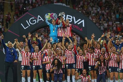 Las jugadoras de las Chivas de Guadalajara y el cuerpo técnico festejan el título del torneo Clausura 2022 hoy, 23 de mayo de 2022.