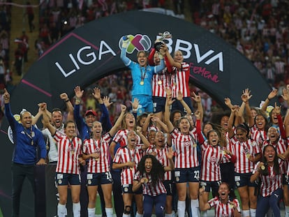 Las jugadoras de las Chivas de Guadalajara y el cuerpo técnico festejan el título del torneo Clausura 2022 hoy, 23 de mayo de 2022.