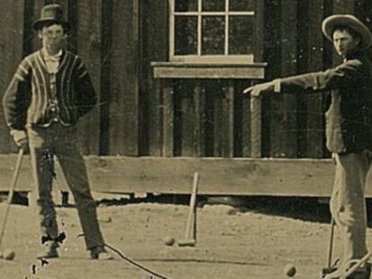 Billy El Niño, a la izquierda, en 1878 en Nuevo México jugando al crocket