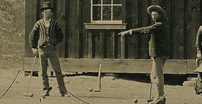 Billy El Niño, a la izquierda, en 1878 en Nuevo México jugando al crocket