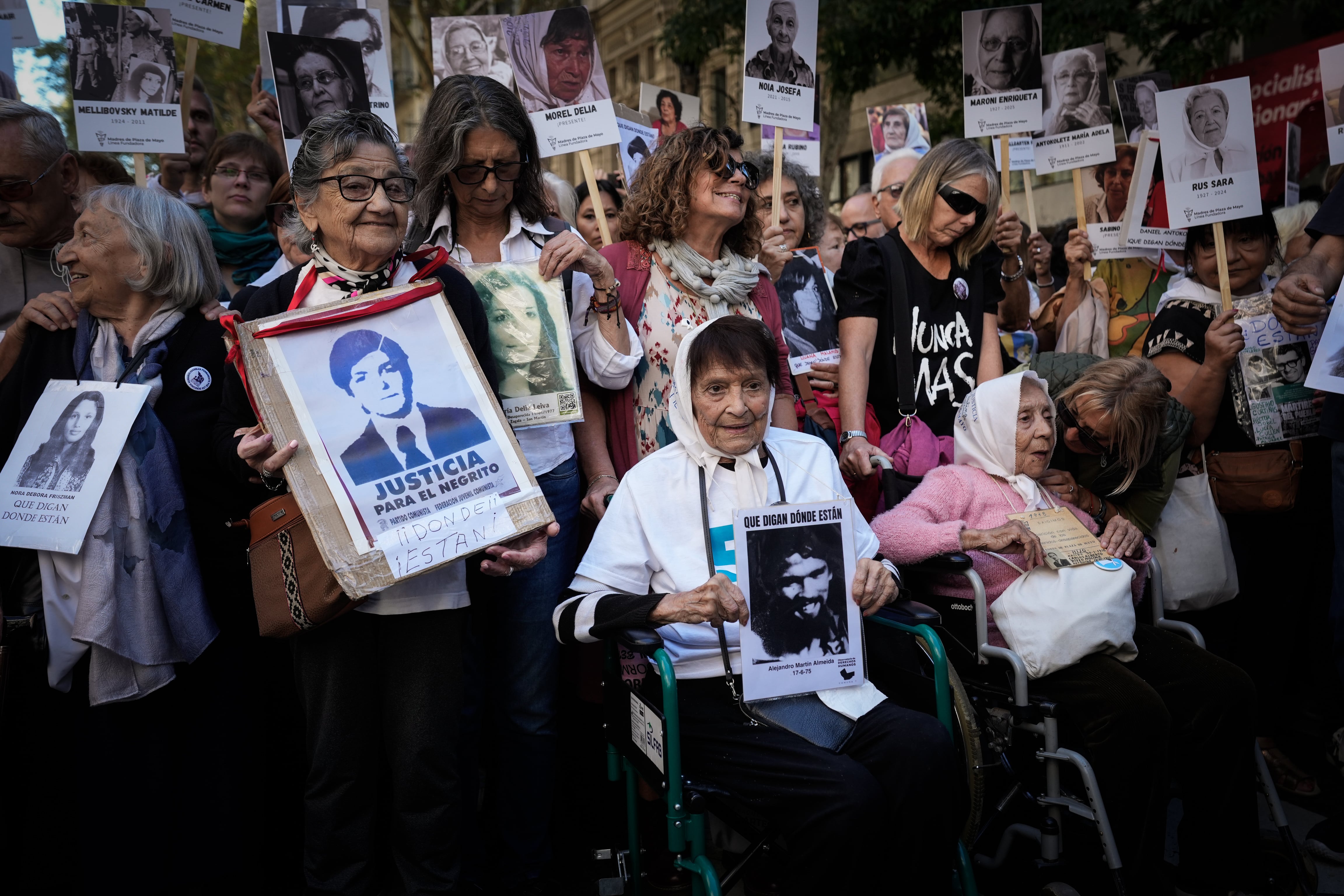 Abuelas de la Plaza de Mayo durante la protesta. 