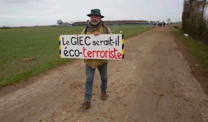 Un manifestante portaba el sábado una pancarta contra el Grupo Intergubernamental de Expertos sobre el Cambio Climático en la concentración de Sainte Soline. 