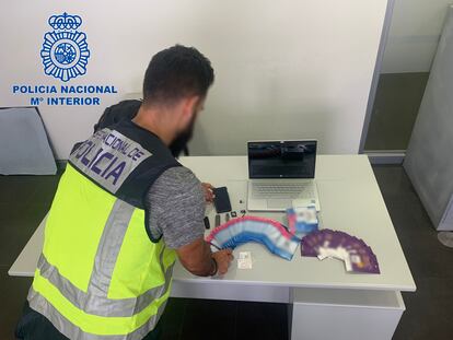 Móviles y tarjetas requisadas por la Policía Nacional.