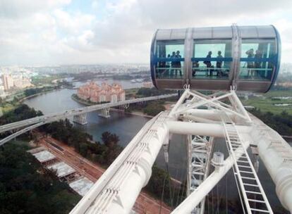 Vista desde una de las cabinas más altas de la noria de Singapur