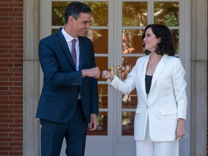 El presidente del Gobierno, Pedro Sánchez, saluda a la presidenta de la Comunidad de Madrid, Isabel Díaz Ayuso, este viernes en el palacio de La Moncloa en Madrid.