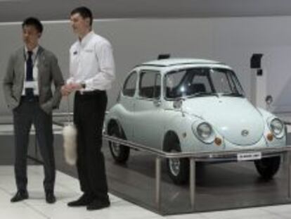 Un Subaru 360 oldtimer de 1958, en exhibici&oacute;n durante la previa de la 83&ordf; edici&oacute;n del Sal&oacute;n Internacional del Autom&oacute;vil de Ginebra