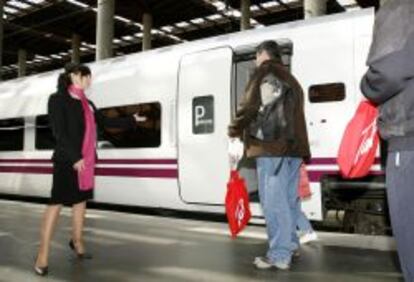 Un visitante sigue las instrucciones de una azafata durante la jornada de puertas abiertas de los trenes AVE, en la estación de Atocha en Madrid. EFE/Archivo